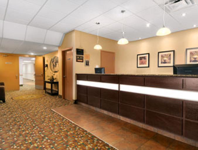 Отель Ramada By Wyndham Йорктон Интерьер фото